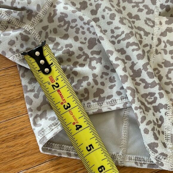 Evolution and Creation Women size small biker yoga shorts Cream tan pockets - Picture 5 of 6